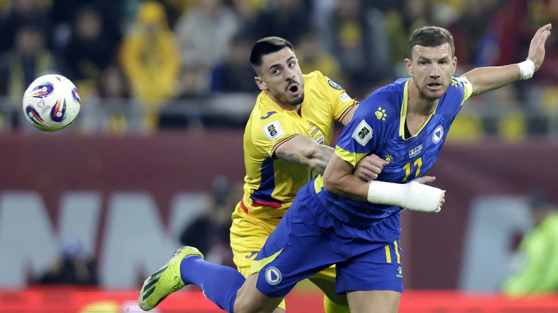 BUCHAREST (Romania), 21/03/2025.- Andrei Burca (L) of Romania in action against Edin Dzeko (R) of Bosnia and Herzegovina during the FIFA World Cup 2026 qualification match between Romania and Bosnia and Herzegovina in Bucharest, Romania, 21 March 2025. (Mundial de Fútbol, Bosnia-Herzegovina, Rumanía, Bucarest) EFE/EPA/ROBERT GHEMENT