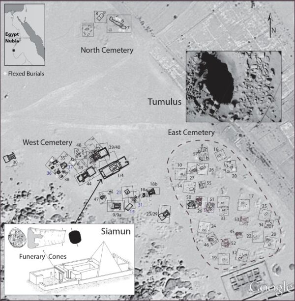 La imágen es el mapa del cementerio de Tombos, destacando sus tres áreas principales (Norte, Oeste y Este) e ilustrando ejemplos de estructuras funerarias, incluyendo túmulos y pirámides.