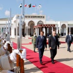 Emmanuel Macron y el presidente argelino, Abdelmadjid Tebboune, pasan revista a las tropas en una visita a Argel en agosto de 2022