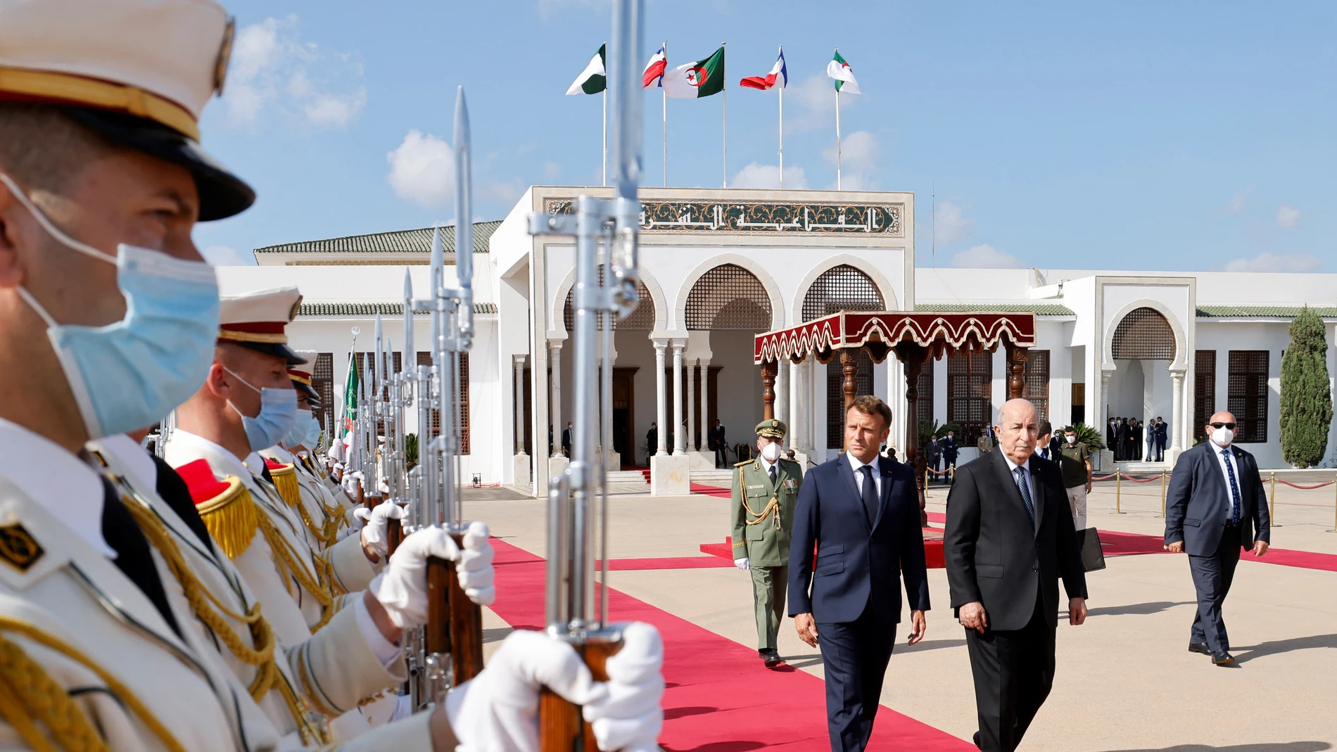 Emmanuel Macron y el presidente argelino, Abdelmadjid Tebboune, pasan revista a las tropas en una visita a Argel en agosto de 2022