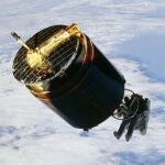 El increíble vídeo en el que un astronauta atrapa un satélite con sus manos.