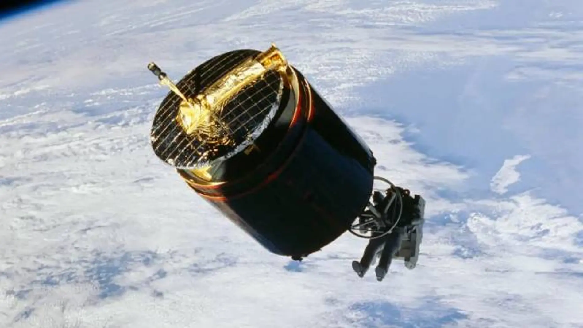 El increíble vídeo en el que un astronauta atrapa un satélite con sus manos.