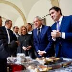 El consejero Súarez-Quiñones recorre el Salón Internacional del Chocolate de Astorga junto a Nicanor Sen, delegado del Gobierno en la comunidad