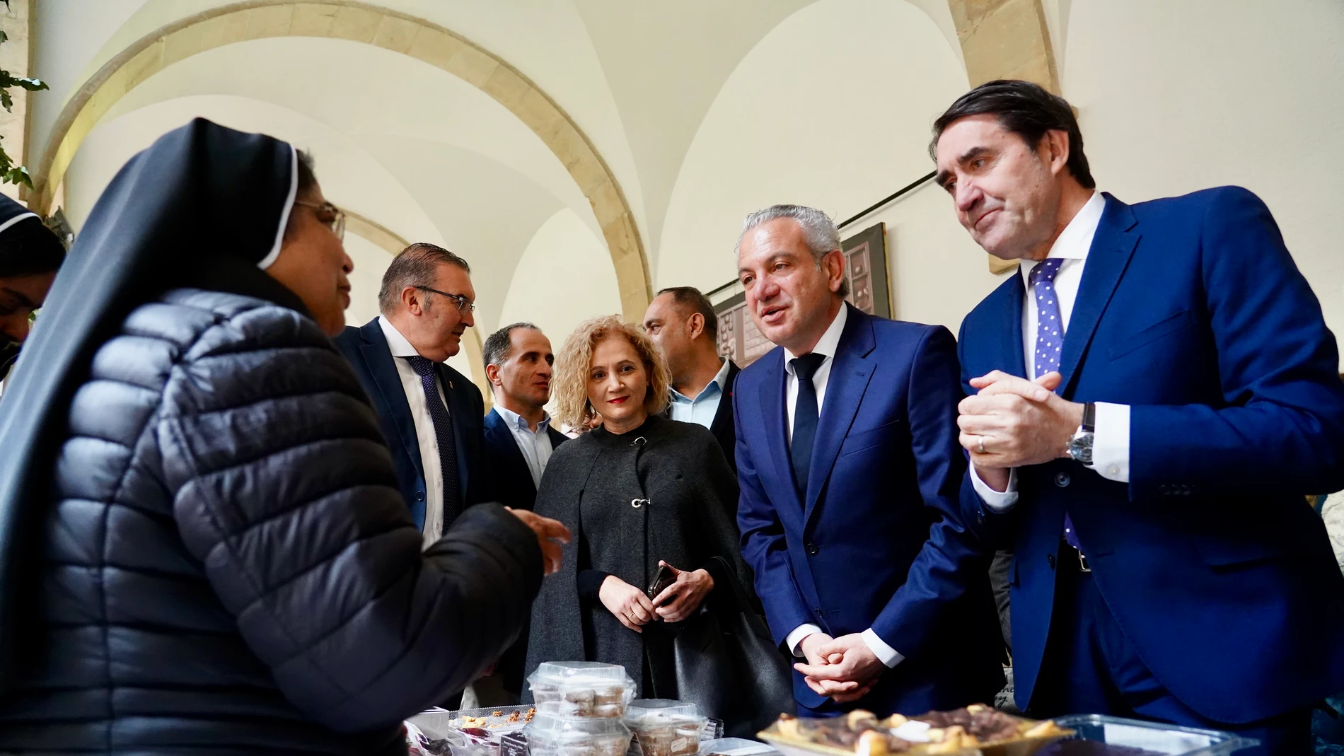 El consejero Súarez-Quiñones recorre el Salón Internacional del Chocolate de Astorga junto a Nicanor Sen, delegado del Gobierno en la comunidad