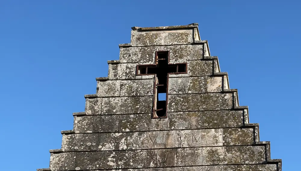 Detalle de la zona superior de la pirámide, con una cruz abierta en la fachada