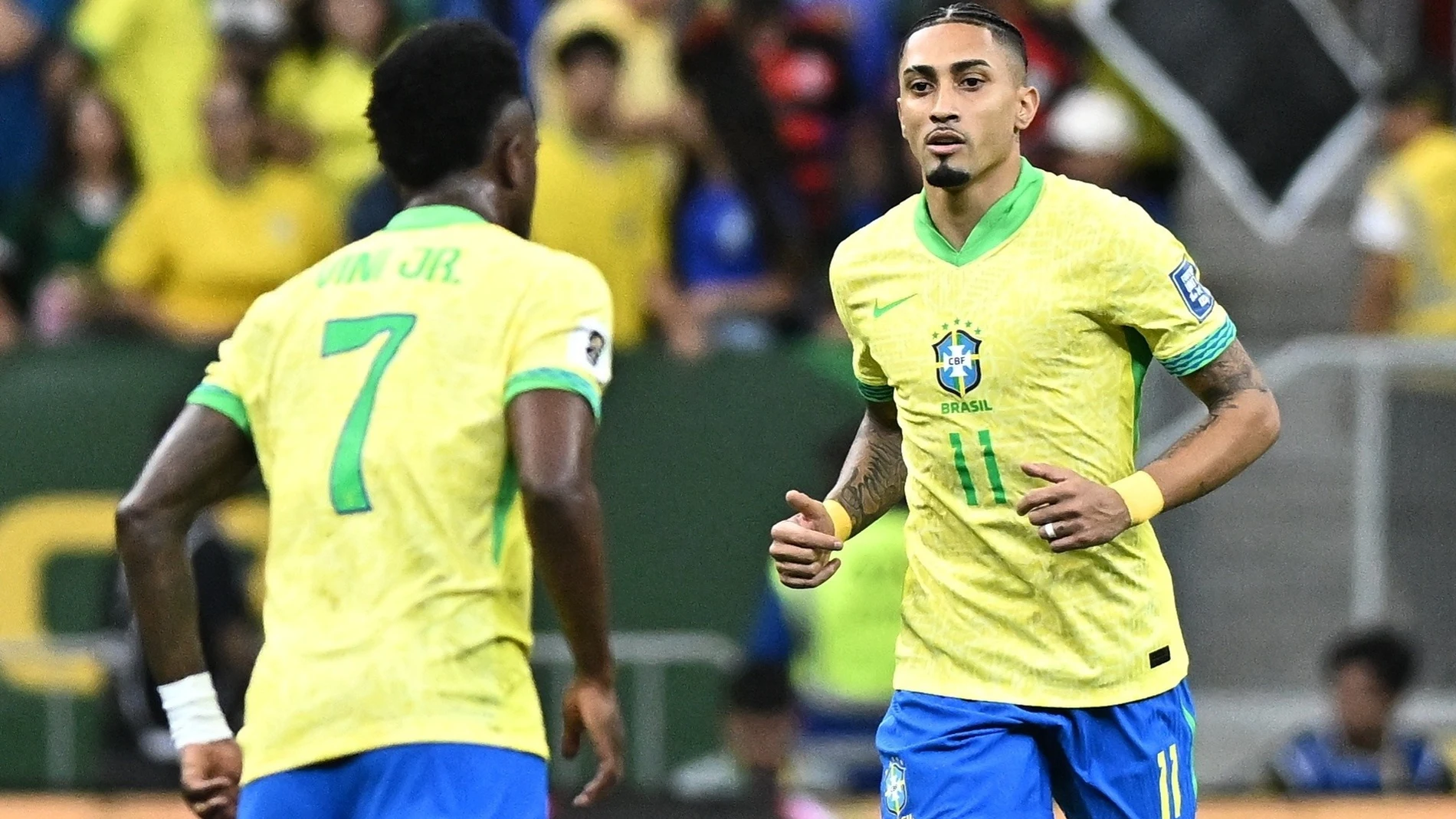 AME1064. BRASILIA (BRASIL), 20/03/2025.- Raphinha (d) de Brasil celebra un gol este jueves, en un partido de las eliminatorias sudamericanas al Mundial de 2026 entre las selecciones de Brasil y Colombia, en el estadio Arena BRB Mané Garrincha, en Brasilia (Brasil). EFE/ Andre Borges