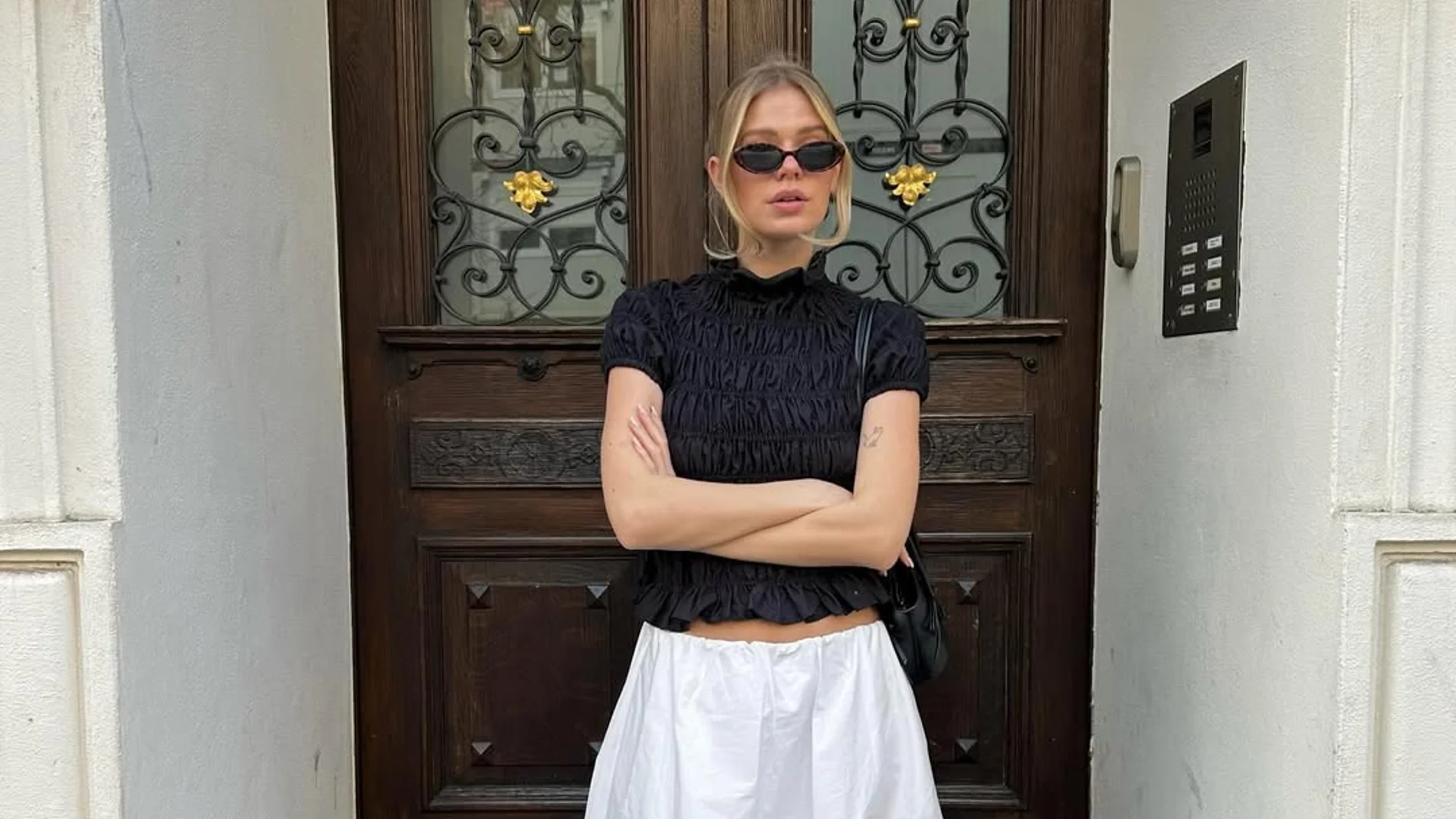 Influencer con falda midi.