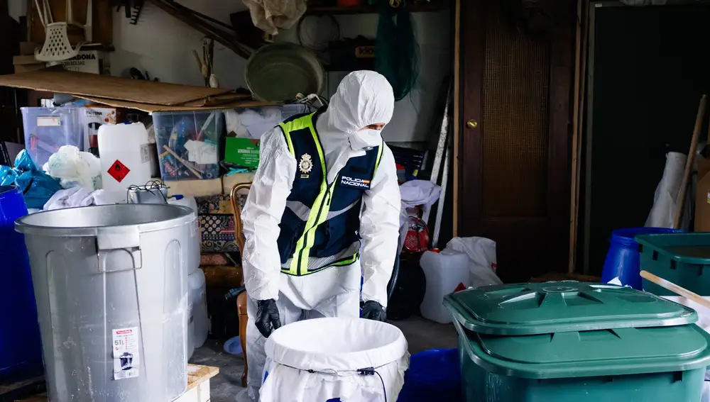 Uno de los policías en un laboratorio de cocaína