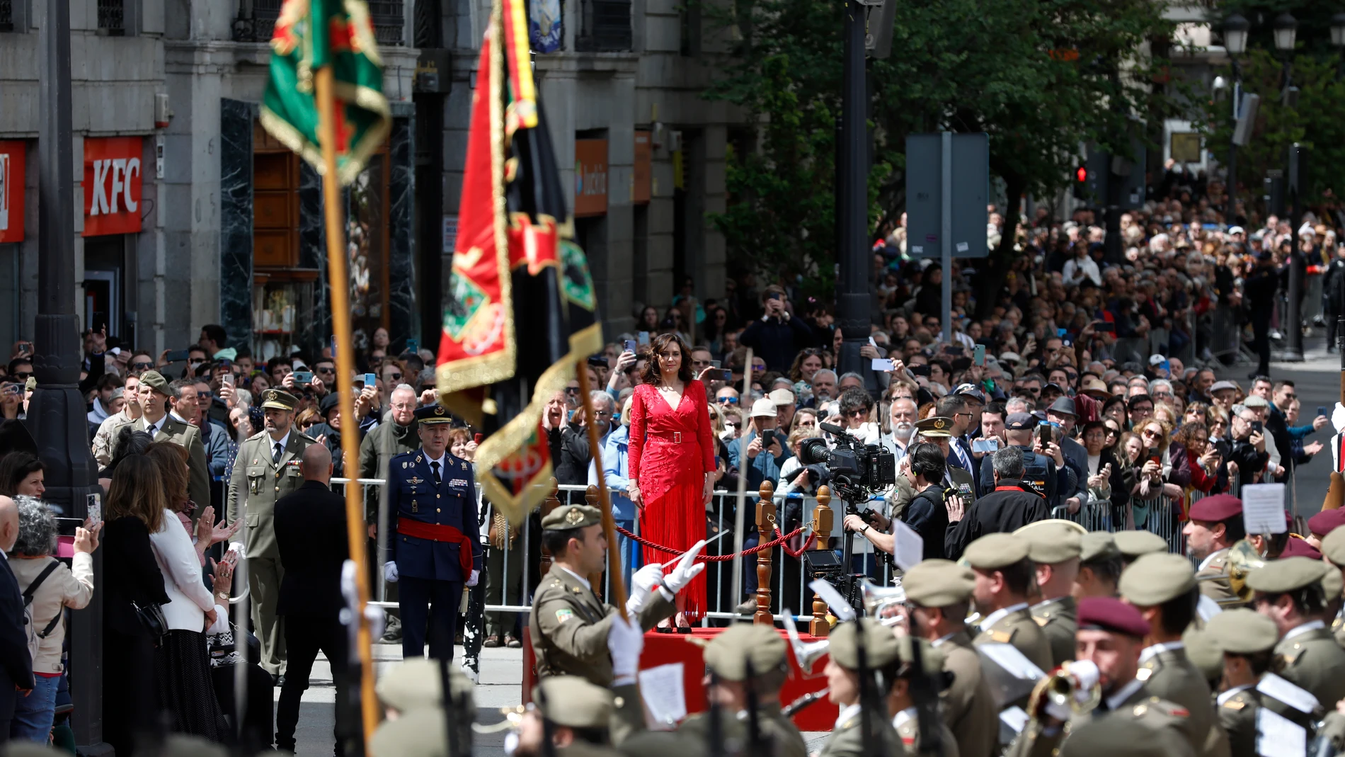 La presidenta de la Comunidad de Madrid, Isabel Díaz Ayuso, durante el desfile cívico militar en la Puerta del Sol, por el 2 de Mayo.