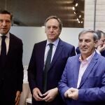 El eurodiputado del PPE Raúl de la Hoz, el consejero de Movilidad y Transformación Digital, José Luis Sanz, y el presidente del PP de Salamanca, Carlos García Carbayo, atienden a los medios de comunicación antes de la celebración de la mesa redonda ''La importancia del Corredor Atlántico en el desarrollo de Castilla y León en la Unión Europea'