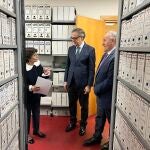 El alcalde de Salamanca, Carlos García Carbayo, durante la donación de Ramón Roca Maseda al Museo de la Historia de la Automoción de Salamanca
