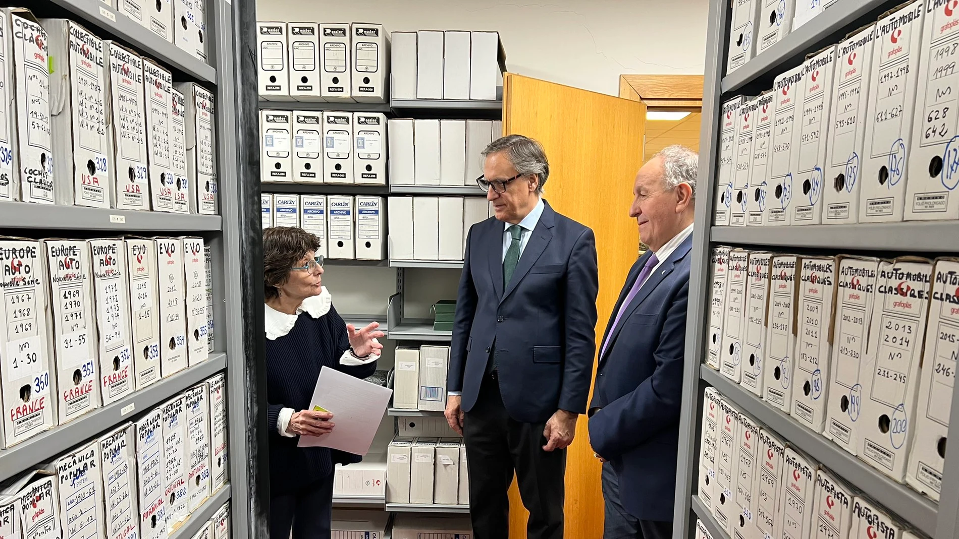 El alcalde de Salamanca, Carlos García Carbayo, durante la donación de Ramón Roca Maseda al Museo de la Historia de la Automoción de Salamanca