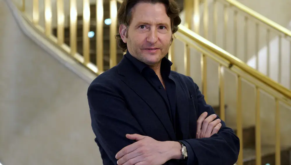 Rey Felipe.- Condecorado con la Orden del Mérito Civil Gustavo Gimeno, director musical del Teatro Real a partir de septimbre
