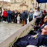 Afectados por Esclerosis Lateral Amiotrófica, familiares y simpatizantes con la causa, se concentran en la plaza de San Marcelo de León