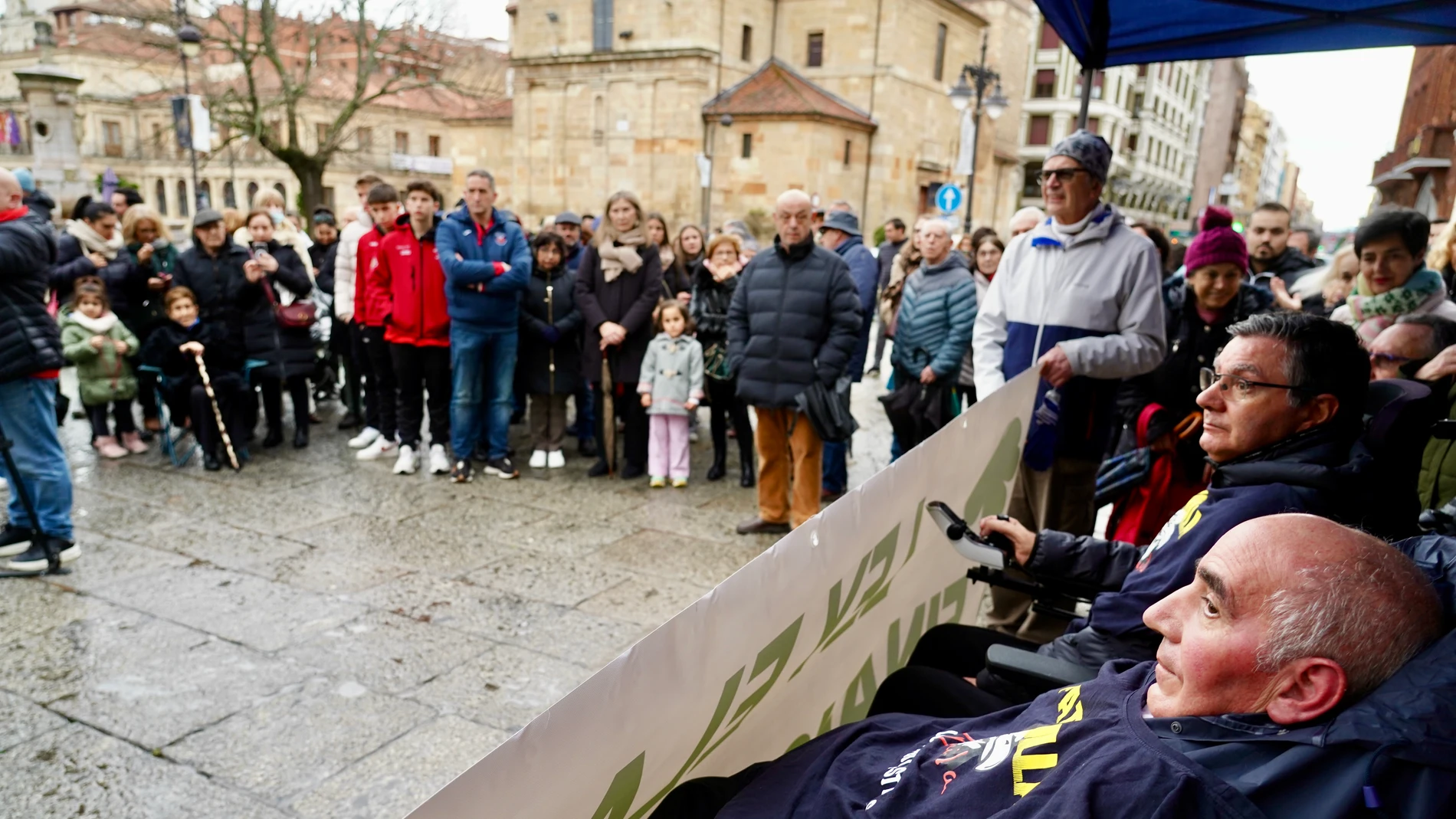 Afectados por Esclerosis Lateral Amiotrófica, familiares y simpatizantes con la causa, se concentran en la plaza de San Marcelo de León