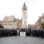 Foto de familia con hermanos mayores, representantes de la Iglesia, del Ayuntamiento, del Consejo y de otras instituciones para promocionar la presencia del Cachorro en Roma.