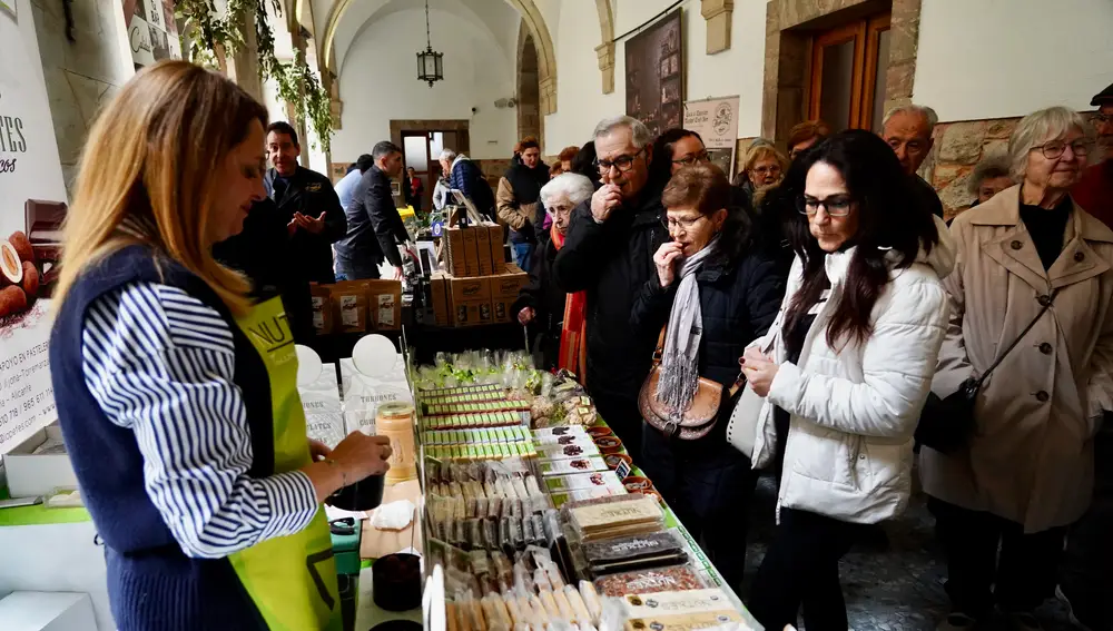 Varias personas prueban algunos de los productos del Salón Internacional del Chocolate de Astorga
