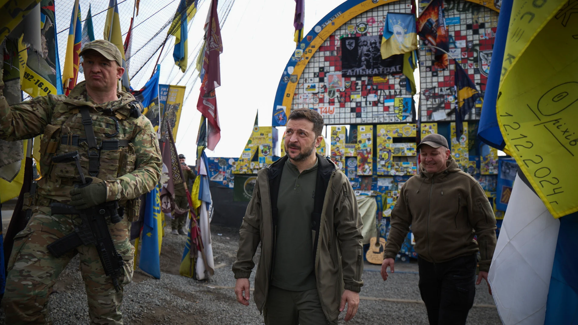 DONETSK (Ukraine), 22/03/2025.- A handout photo made available by A handout picture made available by the Presidential Press Service shows Ukrainian President Volodymyr Zelensky visiting the site indicating the entrance to the Donetsk region, Ukraine, 22 March 2025. Zelenskyy visited the command posts of the Pokrovsk tactical group and the 59th separate assault brigade of unmanned systems named after Yakiv Handziuk during his working visit to the Donetsk region amid the ongoing Russian inva...