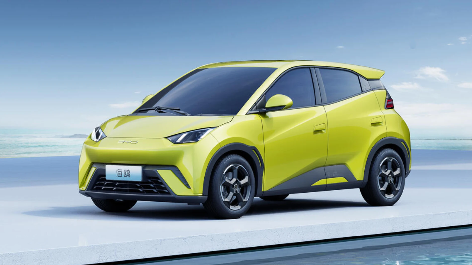 BYD Dolphin Surf en color amarillo