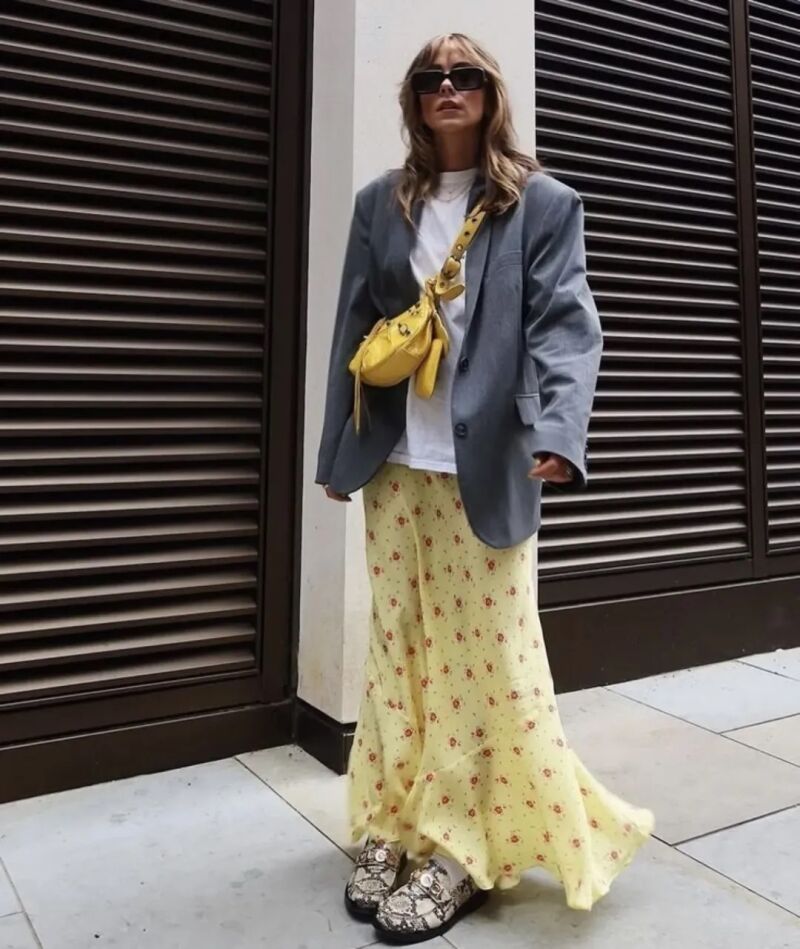 Look con combinación de mantequilla y gris.