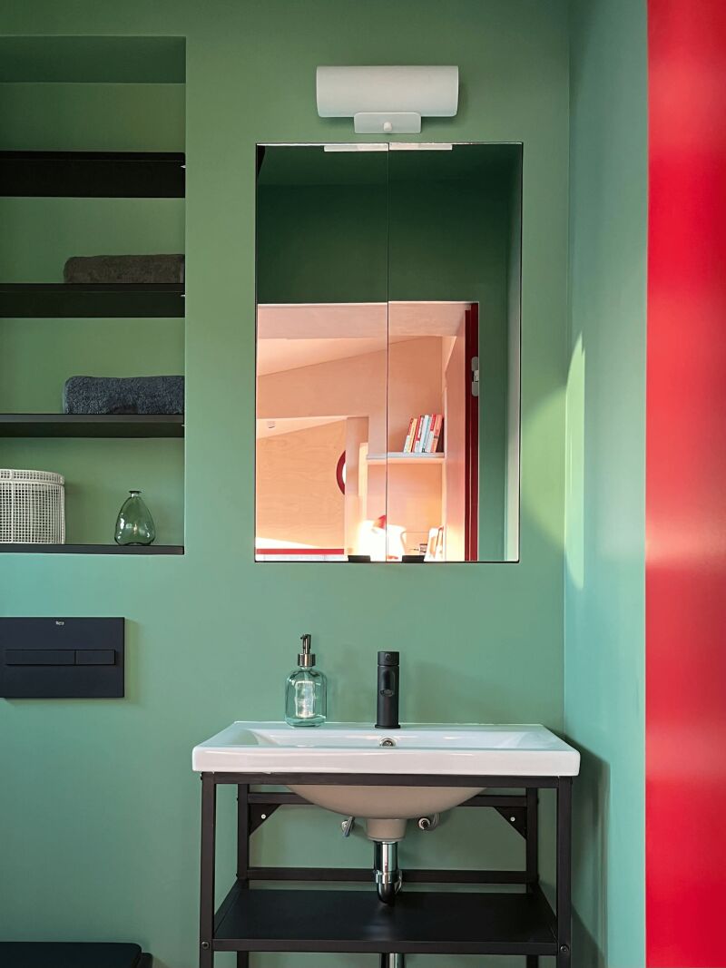 Así es el lavabo y las estanterías del baño 