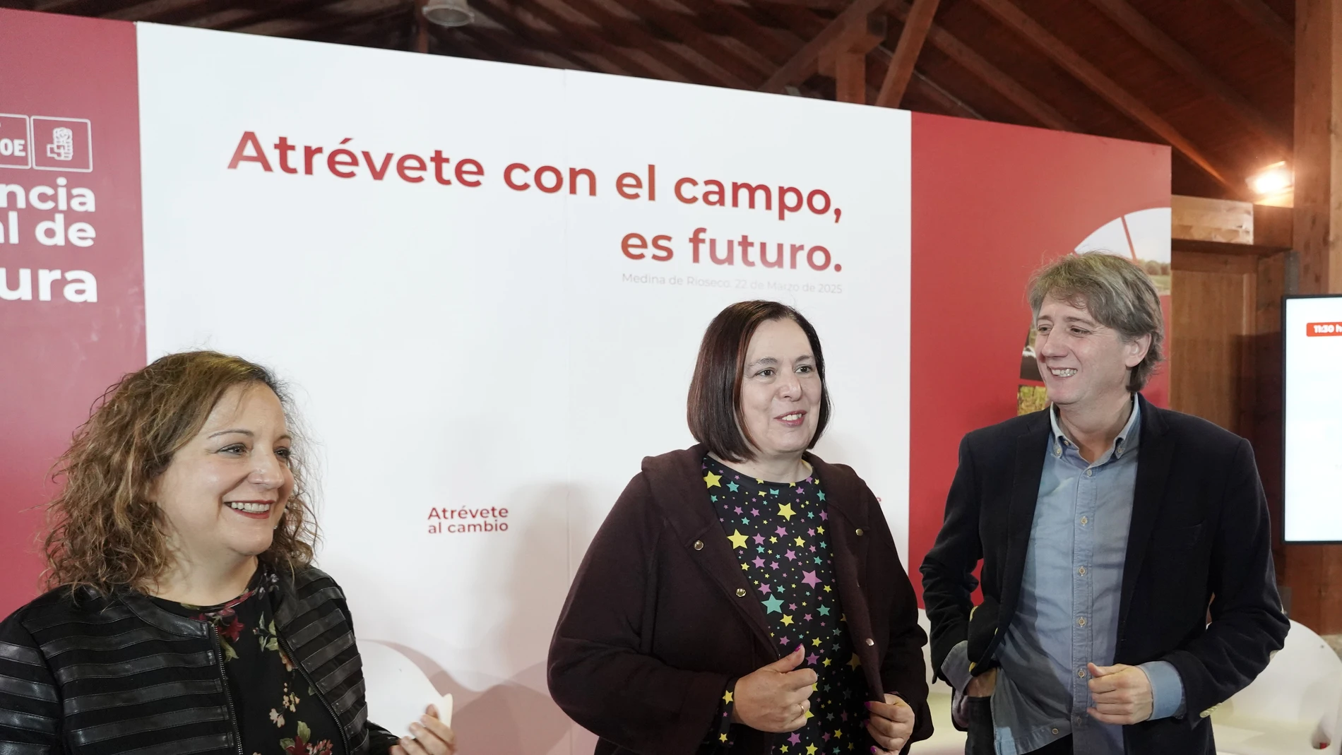 El secretario general del PSOE de Castilla y León, Carlos Martínez; la secretaria de Estado de Agricultura y Alimentación, Begoña García; y la presidenta de los socialistas europeos, Iratxe García, participan en una conferencia Sectorial de Agricultura organizada por el PSCyL.