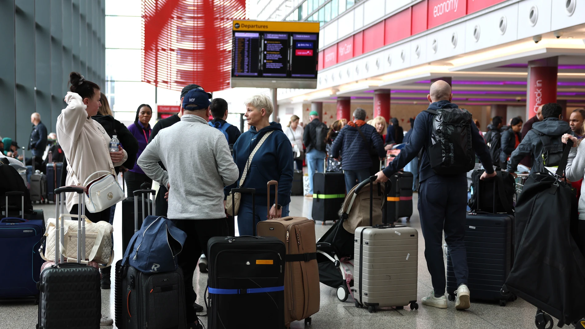 Hounslow (United Kingdom), 22/03/2025.- Passengers stand with their luggage at a departure lounge of Heathrow Airport in Hounslow, Britain, 22 March 2025. Flights resumed at Heathrow Airport following a power outage on 21 March 2025. A fire at a substation which supplies power to Heathrow forced its closure for most of 21 March, leading to thousands of cancelled flights and stranding passengers across the world. Heathrow is Europe's busiest Airport and the Metropolitan Police’s Counter Terror...