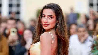 Lola Lolita con vestido lencero. Lola Lolita con vestido lencero.