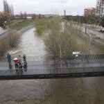 Crecida del rio Manzanares a su paso por el centro de la ciudad de Madrid.