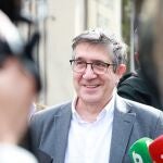 Patxi López dice que el Gobierno "de los imposibles" sabrá "comprar tanques y hospitales"