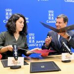 Fernández Carriedo durante la firma en 2022 del acta de recepción del Polígono de Magaz de Pisuerga con la alcaldesa Patricia Pérez