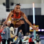 Ana Peleteiro, en el vuelo de los 14,29 metros que le valió el bronce