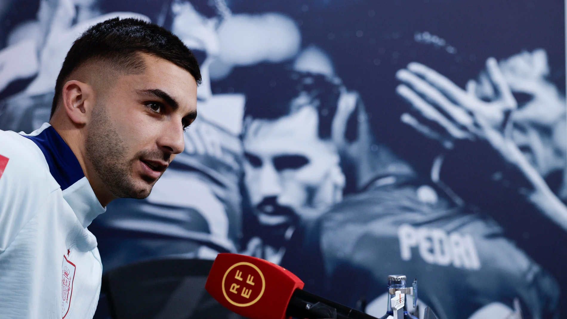 VALENCIA, 22/03/2025.- El jugador de la Selección española Ferrán Torrres ofrece una rueda de prensa este sábado, en Valencia, previo al partido de mañana domingo ante Países Bajos en el estadio de Mestalla. Una victoria que vale una Final a Cuatro por tercera vez consecutiva para la actual campeona de la Liga de Naciones, España, es lo que buscará este domingo el conjunto de Luis de la Fuente en Mestalla ante Países Bajos, en el partido de vuelta de cuartos de final tras rescatar un empate e...