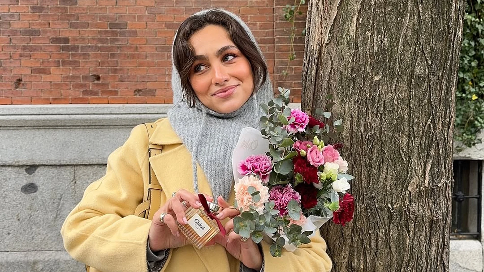 Influencer con look mantequilla y gris.