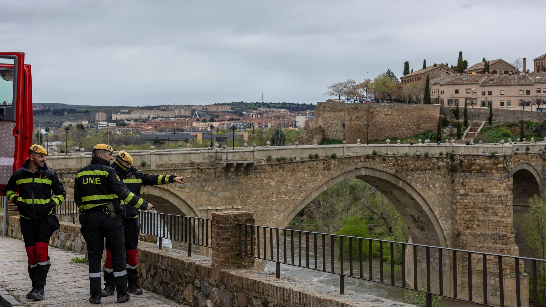 TOLEDO, 22/03/2025.- Efectivos de la UME revisan el estado del caudal del río Tajo a su paso por Toledo este sábado. EFE/ Ángeles Visdómine