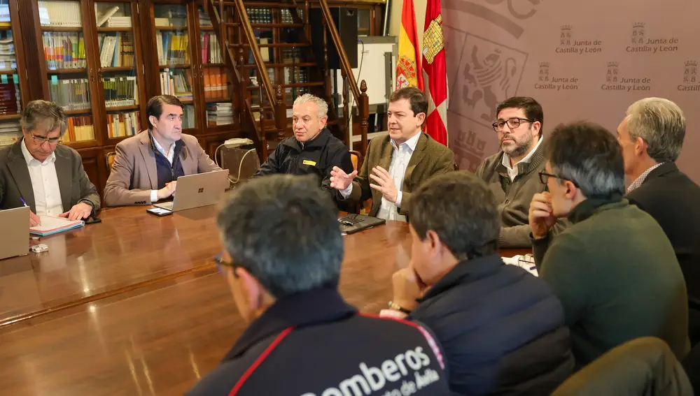 Mañueco preside la reunión del Cecopi junto a Nicanor Sen, Suárez-Quiñones y Sánchez Cabrera