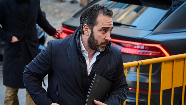 El empresario Víctor de Aldama baja del coche a su llegada al Tribunal Supremo donde el juez Leopoldo Puente le interroga como investigado.