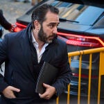 El empresario Víctor de Aldama baja del coche a su llegada al Tribunal Supremo donde el juez Leopoldo Puente le interroga como investigado. 