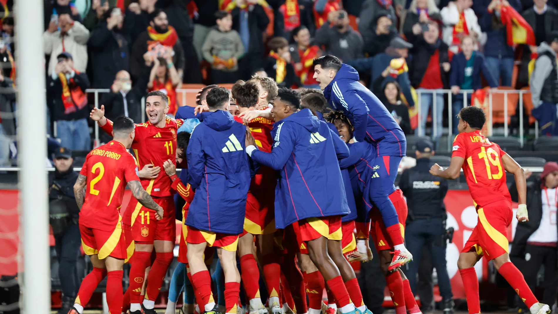 VALENCIA, 23/03/2025.- Los jugadores de la selección española celebran la victoria ante Países Bajos, al término del partido de vuelta de los cuartos de final de la Liga de Naciones que las selecciones de España y Países Bajos han disputado este domingo en el estadio de Mestalla, en Valencia. EFE/Ana Escolar