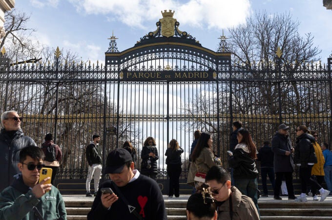 El parque de El Retiro estuvo cerrado el fin de semana por la previsión de mal tiempo en Madrid.