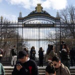 El parque de El Retiro estuvo cerrado el fin de semana por la previsión de mal tiempo en Madrid.