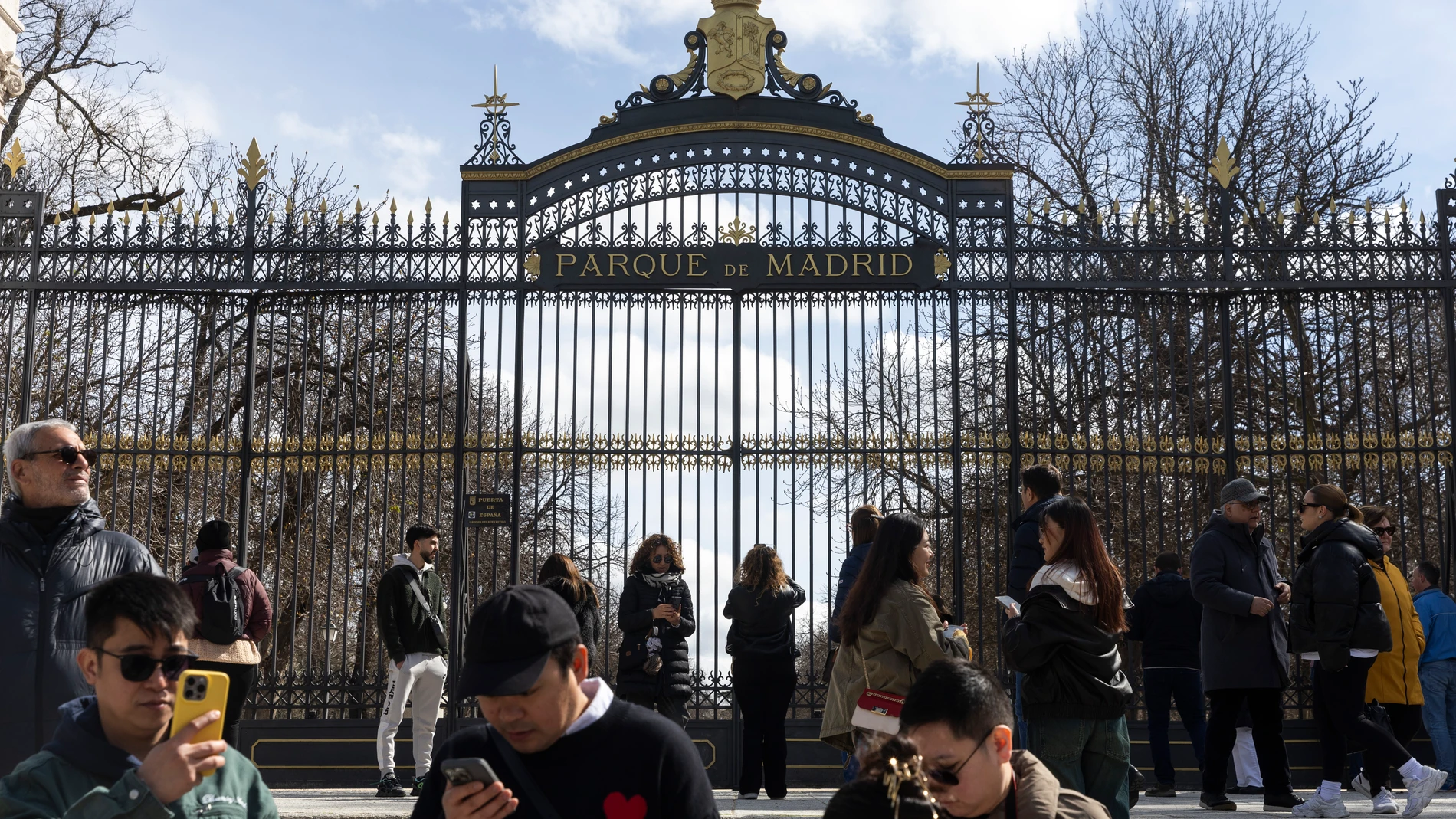 El parque de El Retiro continua cerrado por la previsión de mal tiempo en Madrid.
