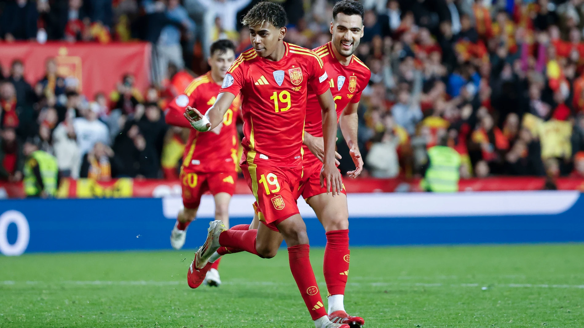 VALENCIA, 23/03/2025.- El delantero de la selección española Lamine Yamal (i) celebra tras marcar el tercer gol ante Países Bajos, durante el partido de vuelta de los cuartos de final de la Liga de Naciones que las selecciones de España y Países Bajos disputan este domingo en el estadio de Mestalla, en Valencia. EFE/Ana Escolar