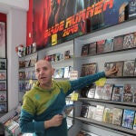 Luis Manuel Pérez mantiene este establecimiento pese al ‘streaming’, la piratería y el fin de los formatos físicos