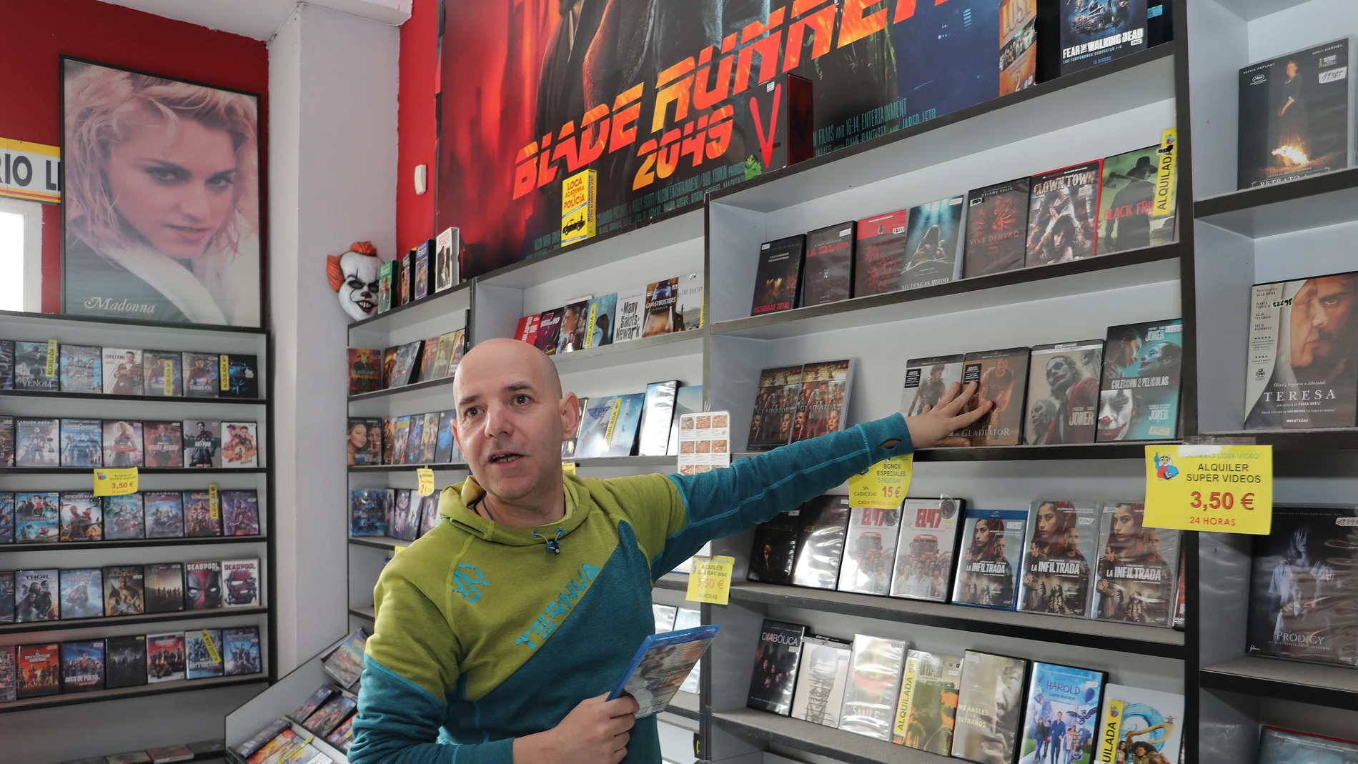 Luis Manuel Pérez mantiene este establecimiento pese al ‘streaming’, la piratería y el fin de los formatos físicos