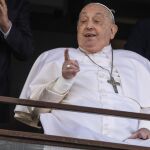 El Papa recibe el alta y saluda a los fieles tras 37 días ingresado en el Hospital Gemelli: "Gracias a todos"