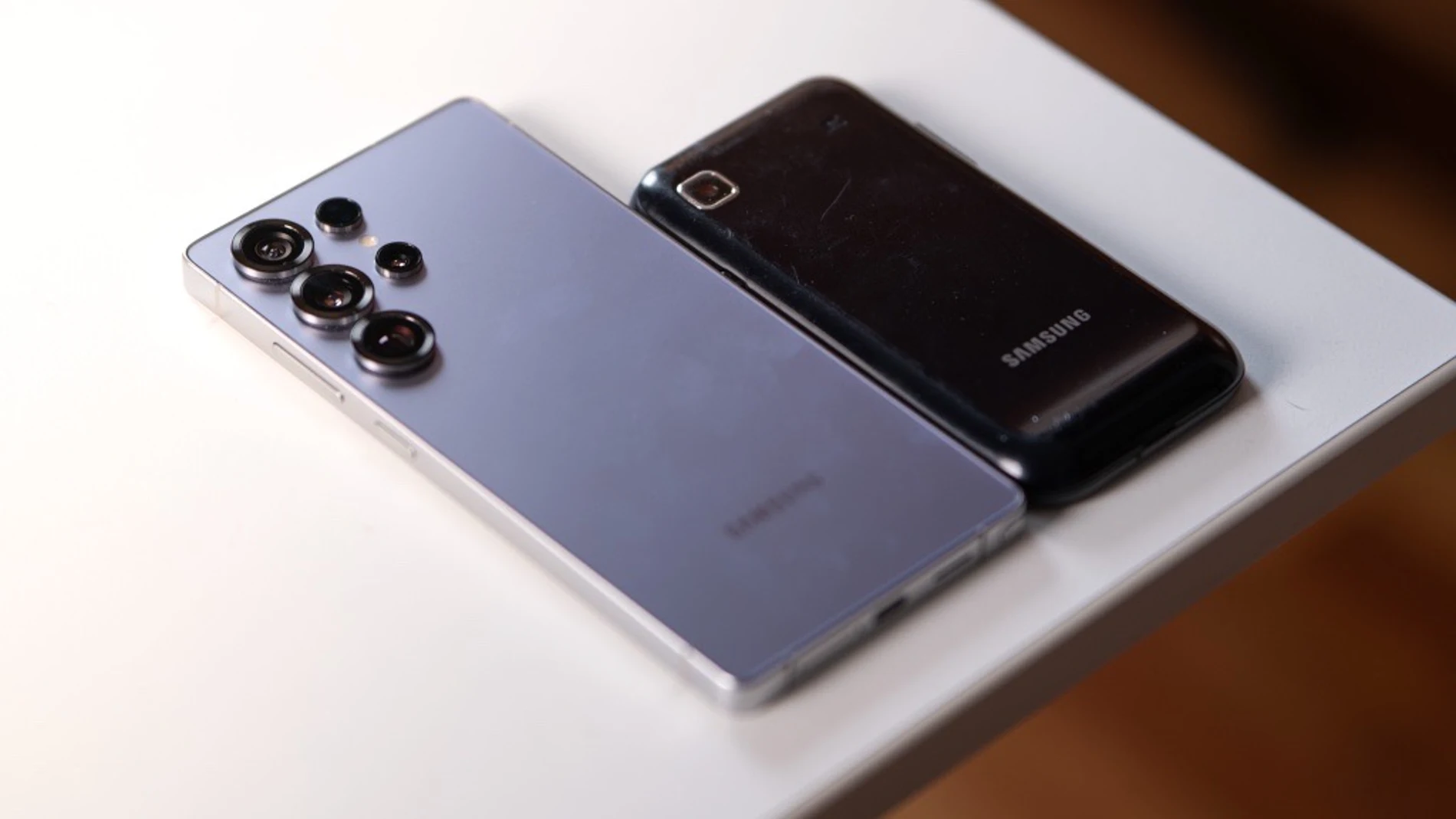 El Samsung Galaxy S25, junto al modelo original