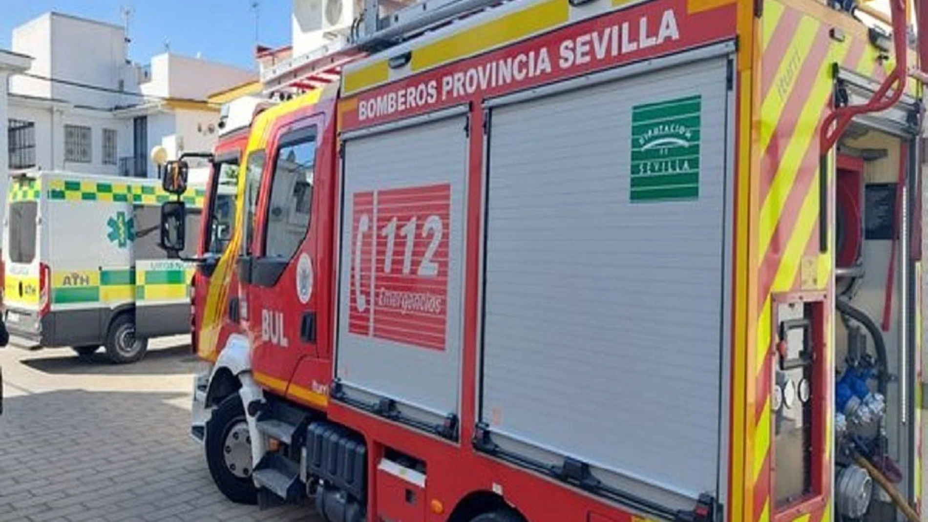 Una mujer fallecida y tres heridos en un incendio en un edificio de Castilleja de la Cuesta