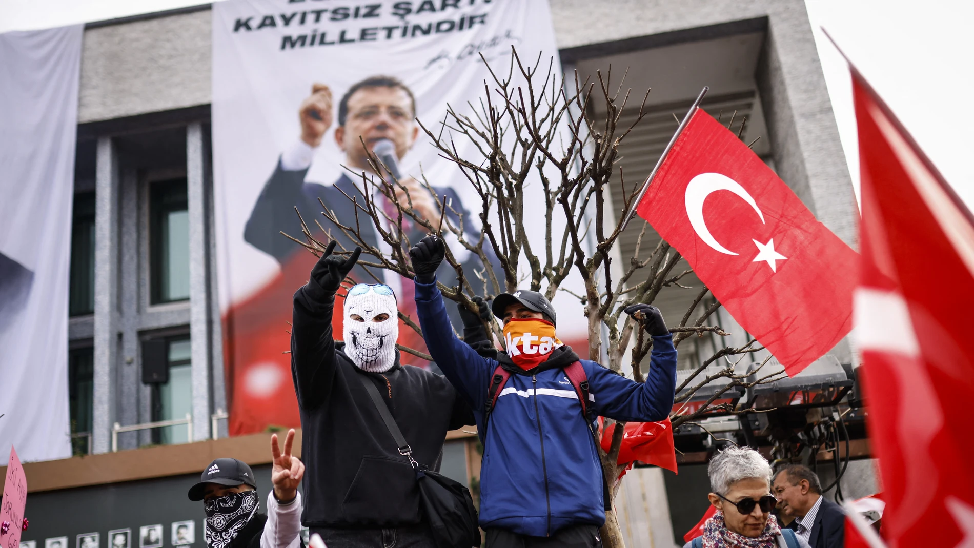 People gather in front of the municipality building in Istanbul on March 23, 2025 in support of Ekrem Imamoglu, the mayor of Istanbul, following his arrest in a corruption investigation.