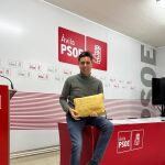 Carlos Montesino, alcalde de Candeleda, aspira a liderar el PSOE de Ávila. En la imagen con los más de 300 avales que recogió